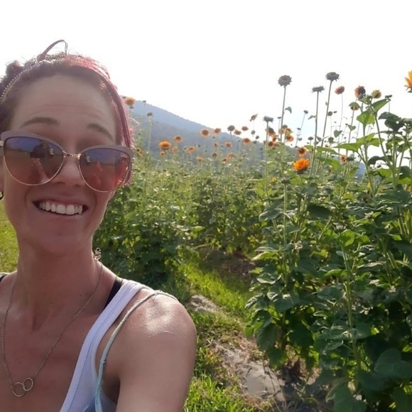 Meet your Posher, Kayla - Picture 3 of 7